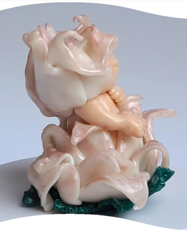 Foto di Fiore di loto vibrante, una scultura in argilla polimerica della serie Sussurri della natura