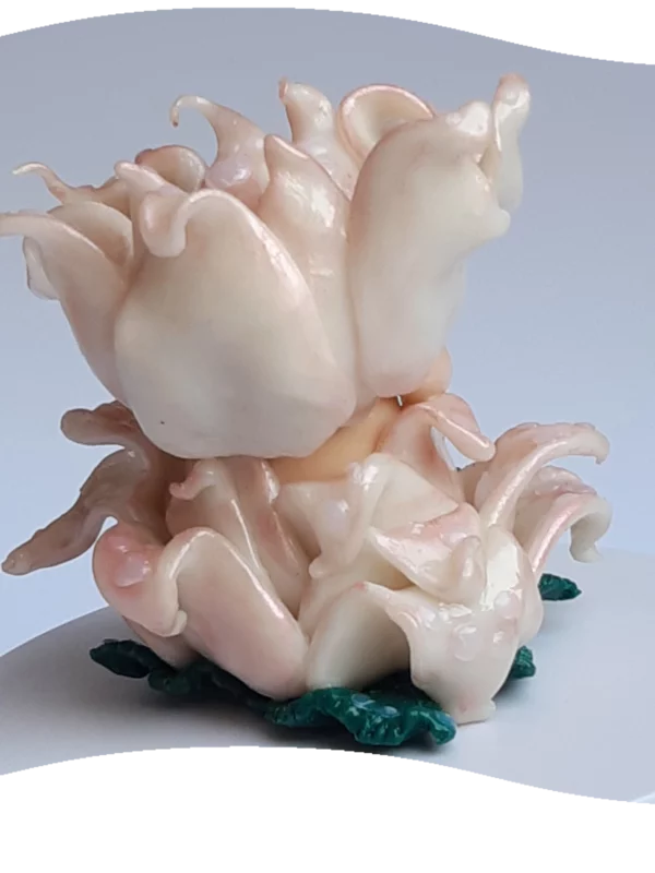 Foto di Fiore di loto vibrante, una scultura in argilla polimerica della serie Sussurri della natura