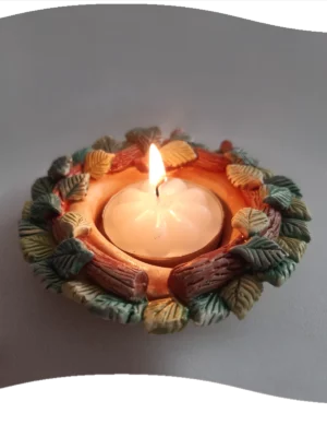 Immagine che rappresenta il portacandele artistico in ceramica "Due rami" con una candelina accesa al centro