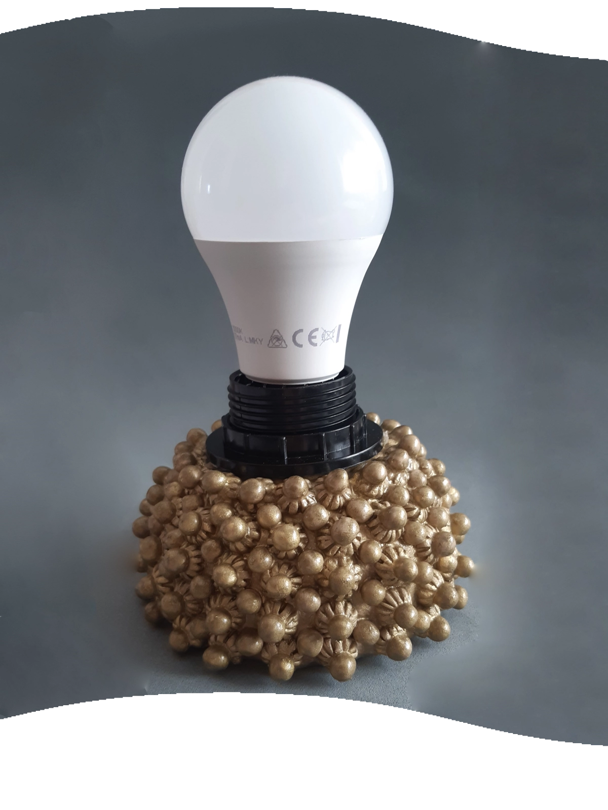 Foto della lampada da tavolo in ceramica ispirata alla filigrana sarda (Tipo A)