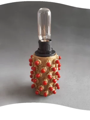 Foto della lampada da tavolo in ceramica artistica ispirata alla filigrana sarda (tipo C), colori rosso e oro