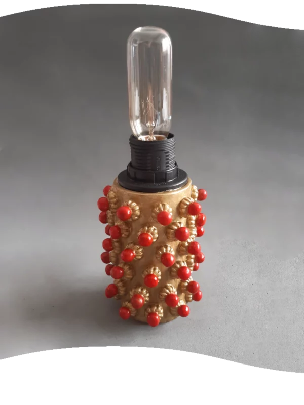 Foto della lampada da tavolo in ceramica artistica ispirata alla filigrana sarda (tipo C), colori rosso e oro