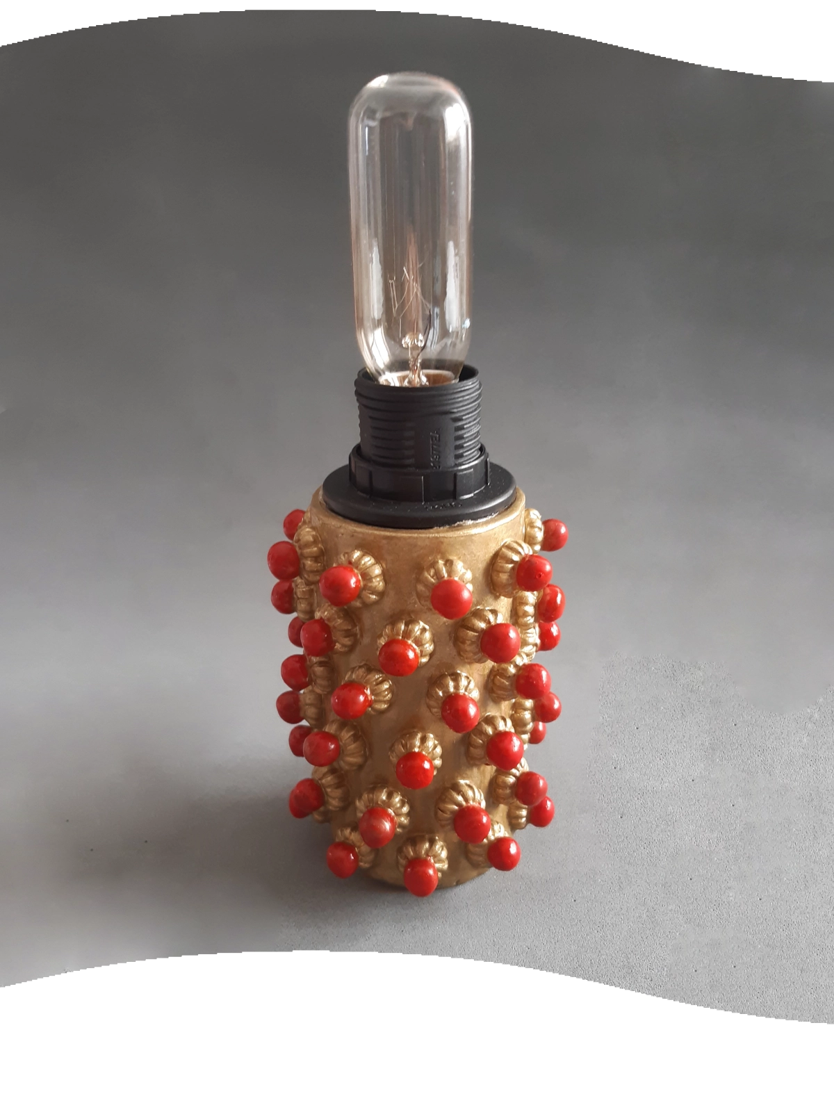 Foto della lampada da tavolo in ceramica artistica ispirata alla filigrana sarda (tipo C), colori rosso e oro