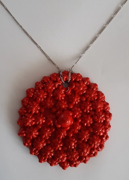 Pendente (o ciondolo) in ceramica rosso ispirato alla filigrana sarda (con catenina argento a solo scopo dimostrativo)