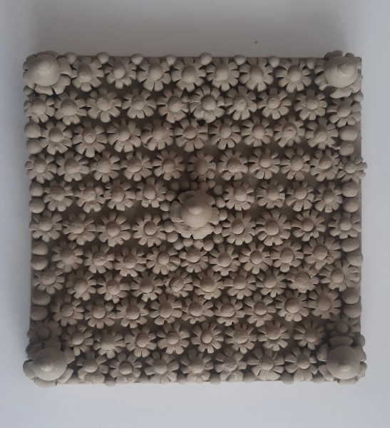 Piastrella quadrata decorativa da parete, in ceramica, non ancora cotta né colorata