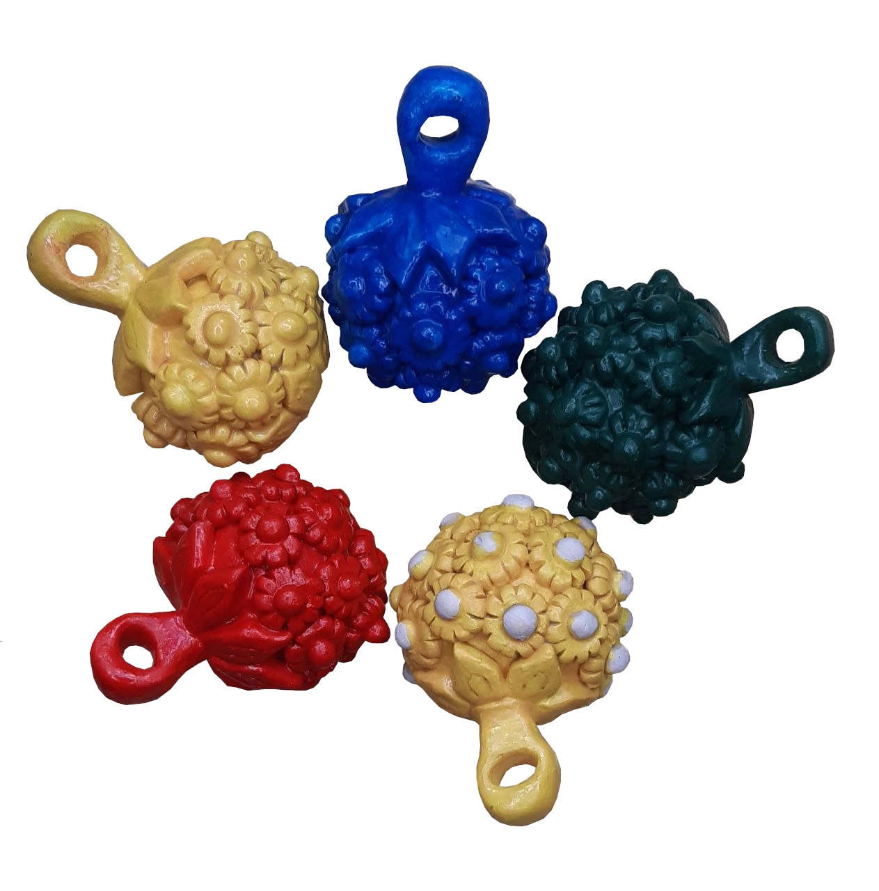 Foto di 5 palline decorative per l'albero di Natale in ceramica sarda: rossa, gialla, gialla con pallini bianchi, verde scuro e blu cobalto.