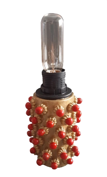 Piccola lampada da tavolo in ceramica oro con pallini rossi ispirata alla filigrana sarda, con portalampada e lampadina di esempio dimostrativo