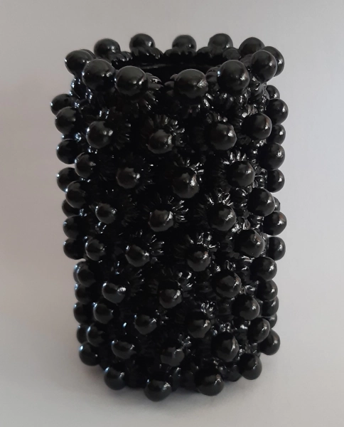 Piccolo vaso portapenne nero ispirato alla filigrana sarda per l'articolo L’arte sarda della ceramica incontra la lavorazione della filigrana sarda