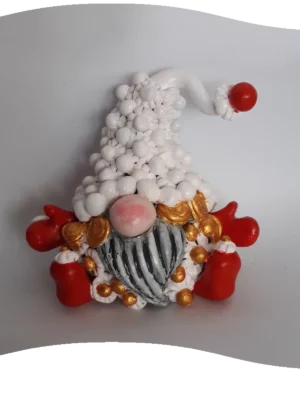 Gnomo bianco in ceramica sarda, con parti decorate anche in rosso e dorato, barba grigia