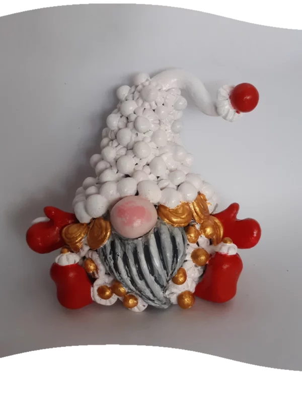 Gnomo bianco in ceramica sarda, con parti decorate anche in rosso e dorato, barba grigia